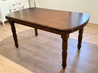 Mesa de comedor de madera