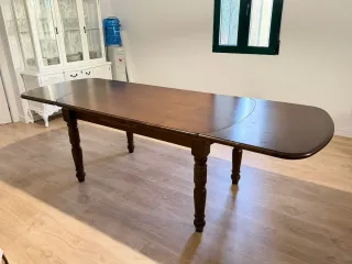 Mesa de comedor de madera