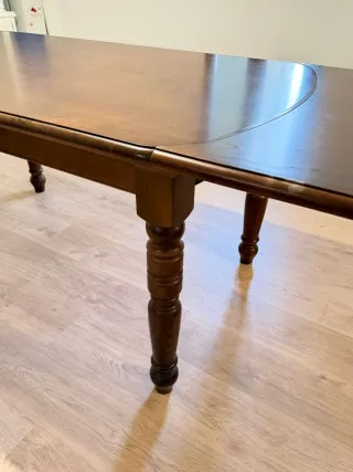 Mesa de comedor de madera