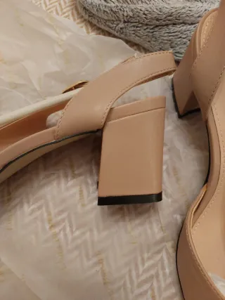 Zapatos de tacón beige oscuro nude y negro