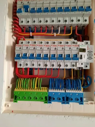 Hola, me especializo en electricidad, fontanería,