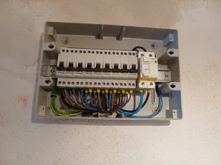 Hola, me especializo en electricidad, fontanería,