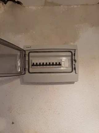 Hola, me especializo en electricidad, fontanería,