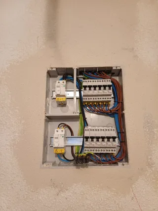 Hola, me especializo en electricidad, fontanería,