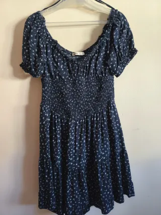 Vestido Bershka azul con flores blancas