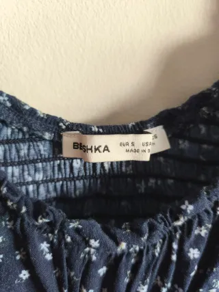 Vestido Bershka azul con flores blancas