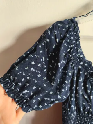 Vestido Bershka azul con flores blancas