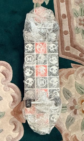 Monopatín 4 ruedas diseño calaveras