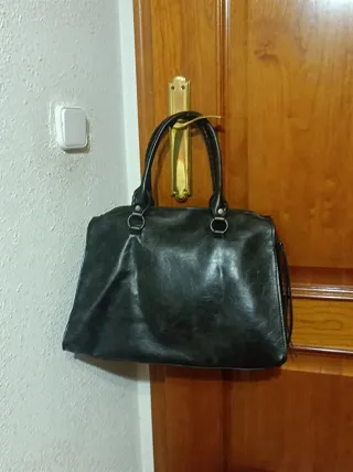 Bolso negro estilo vintage bowling de Bershka