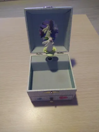 Cajita de música infantil con figuras