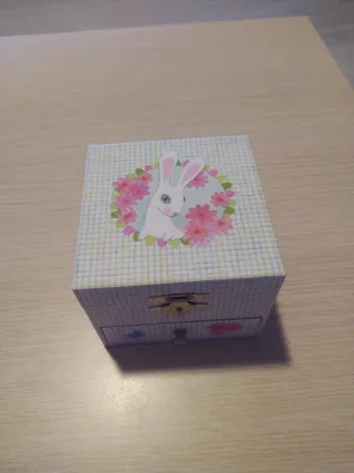 Cajita de música infantil con figuras