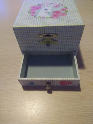 Cajita de música infantil con figuras