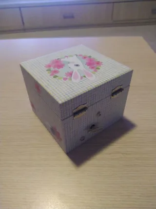 Cajita de música infantil con figuras