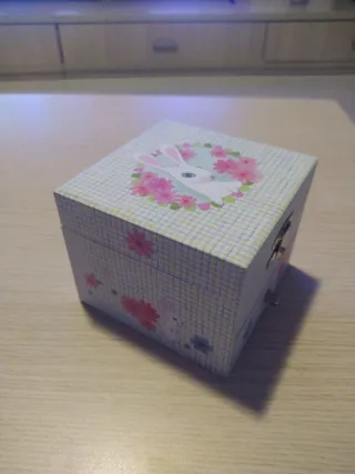 Cajita de música infantil con figuras