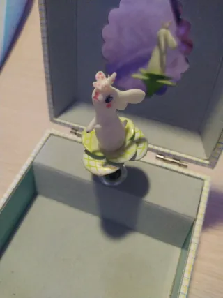 Cajita de música infantil con figuras