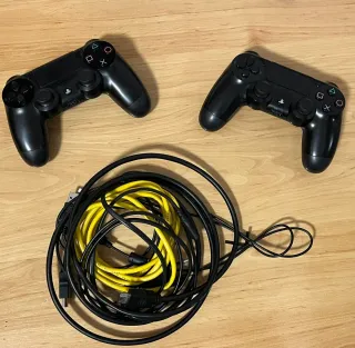 PS4 (PlayStation 4) con juegos y mandos