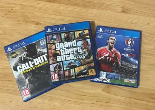 PS4 (PlayStation 4) con juegos y mandos