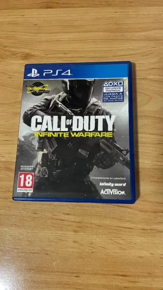 PS4 (PlayStation 4) con juegos y mandos