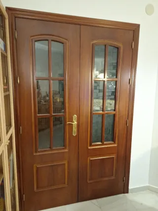 Puerta doble de madera para salón