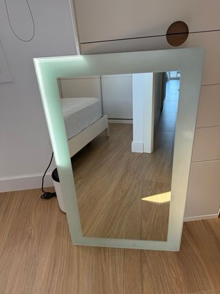 Espejo moderno con marco de cristal