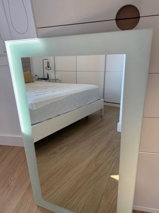 Espejo moderno con marco de cristal