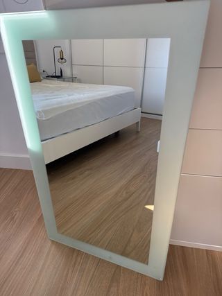 Espejo moderno con marco de cristal