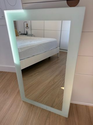Espejo moderno con marco de cristal