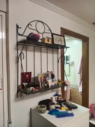 Scaffale in ferro battuto nero