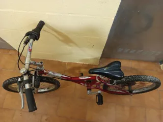 Bicicleta infantil Decathlon roja