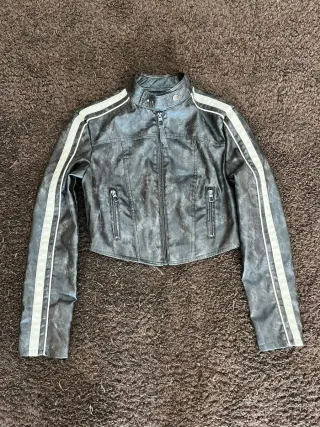 Cazadora Biker Gris Bershka Franjas Blancas