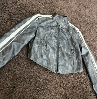 Cazadora Biker Gris Bershka Franjas Blancas