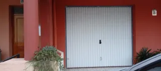 Puerta de garaje blanca