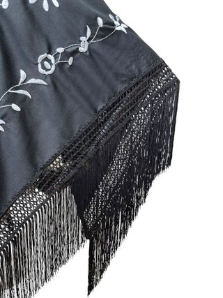 Manton Flamenco Bordado Flores Negro Blanco