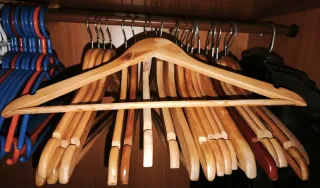 Appendiabiti in legno e metallo