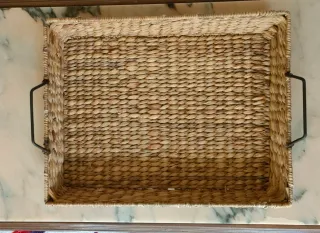 Cesto de mimbre con asas metálicas