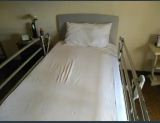 OFERTA. Cama geriátrica articulada