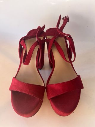 Sandalias Stradivarius tacón plataforma rojo