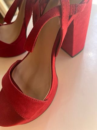 Sandalias Stradivarius tacón plataforma rojo
