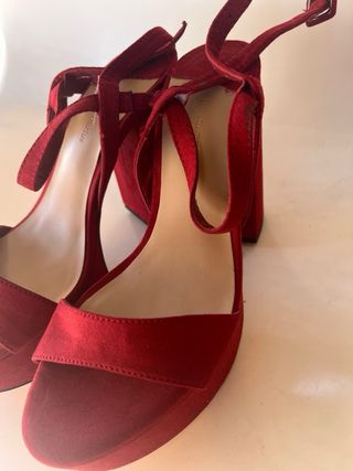 Sandalias Stradivarius tacón plataforma rojo