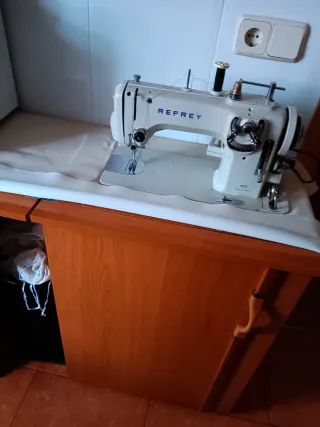 Máquina de coser Refrey 427