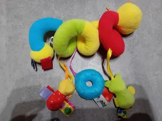 Ape peluche colorata con sonagli