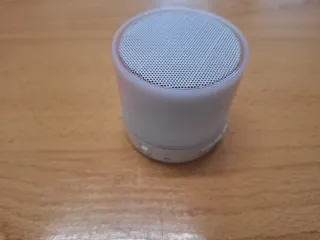 Altavoz Bluetooth Mini Blanco con radio.