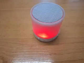 Altavoz Bluetooth Mini Blanco con radio.