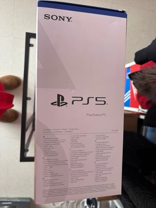 Caja PS5 con manuales