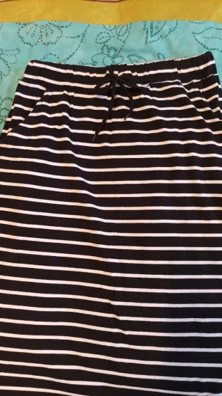 Falda de rayas negras y blancas