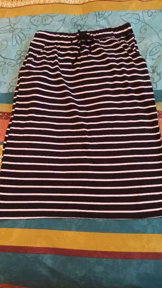 Falda de rayas negras y blancas