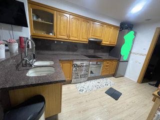 Cocina Muebles Madera y Encimera Mármol