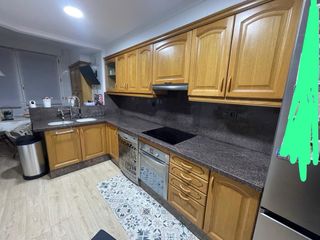 Cocina Muebles Madera y Encimera Mármol