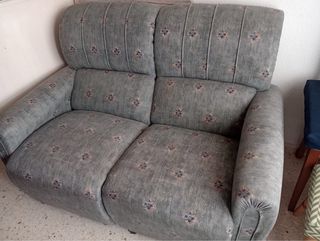 Sofá de tela gris con estampado floral