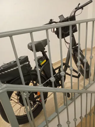 Bicicleta Eléctrica Negra con Accesorios